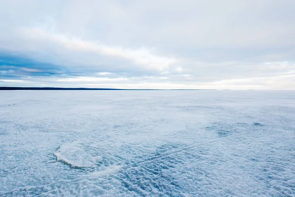 Зимовий Пейзаж Вигляд Замерзлого Засніженого Озера Заході Сонця Ліс Фоні — стокове фото
