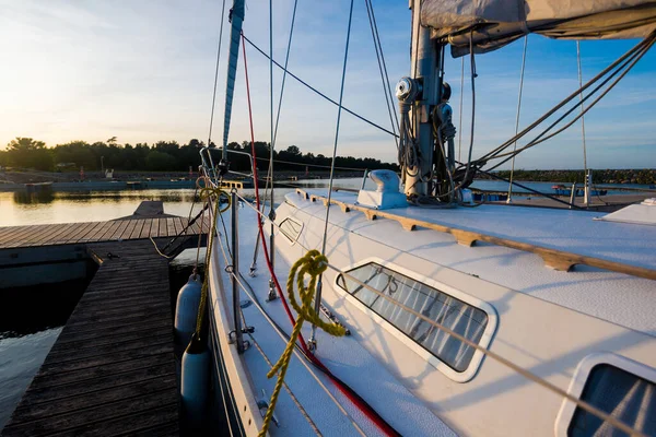 Weiße Jacht Die Bei Sonnenuntergang Einem Pier Festgemacht Hat Aus — Stockfoto