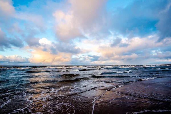 Färgglad Vintersolnedgång Kalla Stormiga Vågor Och Moln Över Östersjön Lettland — Stockfoto