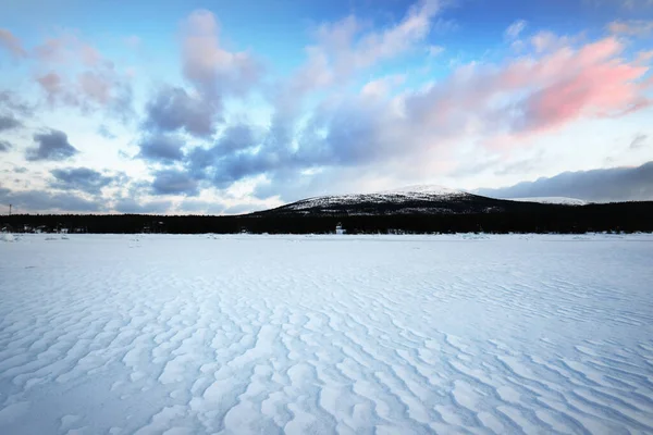 Snötäckt Kandalaksha Vik Vid Solnedgången Färgglada Kvällsmoln Berg Och Barrskogar — Stockfoto