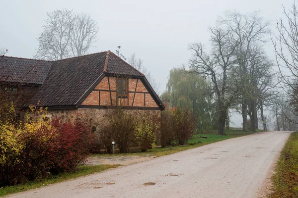 Brouillard Matinal Paysage Rural Une Vieille Maison Briques Rouges Gros — Photo