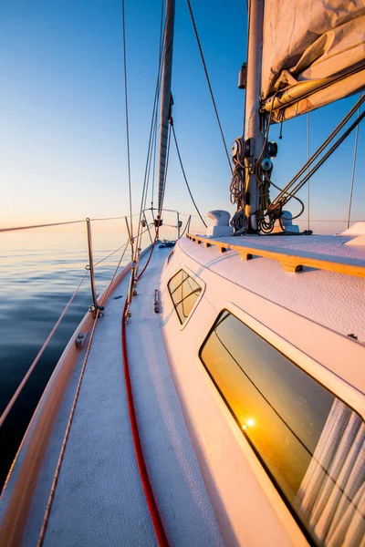 平静的水 白船日落时航行 从甲板到船头 桅杆和船帆的景色 波罗的海 拉脱维亚 — 图库照片