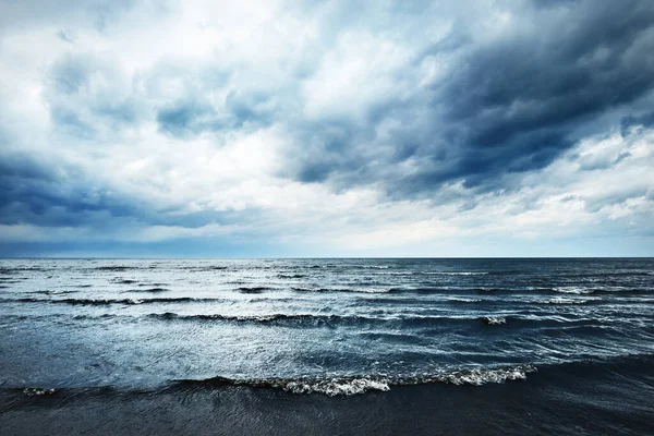 波罗的海沙滩海岸上方的风暴云 戏剧化的天空 海浪和水花四溅 黑暗的海景 拉脱维亚 Weather Climate Change Ecology Environment — 图库照片