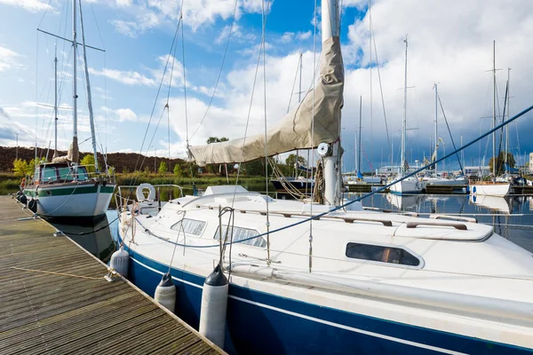 Segelboote Die Einem Pier Festgemacht Haben Aus Nächster Nähe Blick — Stockfoto