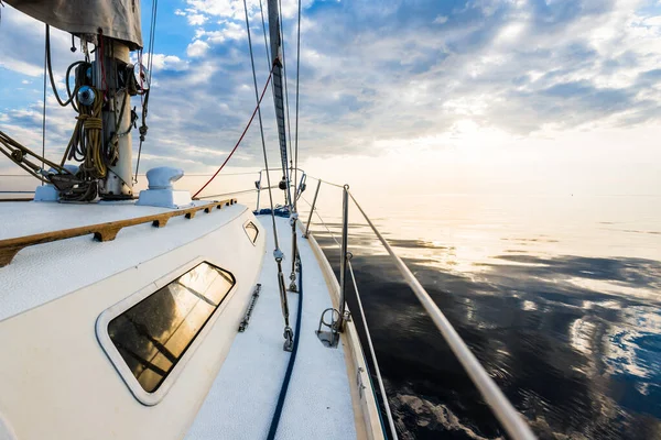 Kapal Pesiar Putih Berlayar Dalam Masih Air Saat Matahari Terbenam — Stok Foto