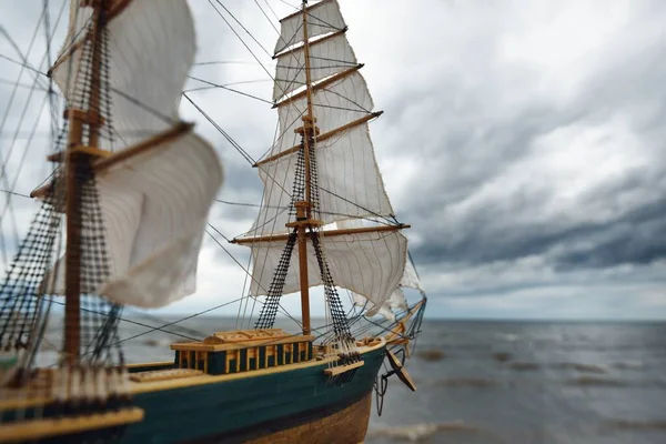 Kırpıcı Uzunluğundaki Geminin Antik Ahşap Ölçekli Modeli Yakın Plan Dramatik — Stok fotoğraf