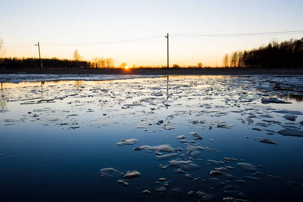 春の風景 日没の通りに洪水 水の反射 氷の断片を閉じる ラトビアのリガ — ストック写真