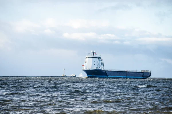 Large Blue Cargo Ship Baltic Sea Waves Stormy Clouds Lighthouse — Stock Photo, Image
