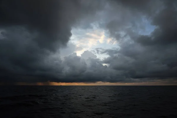 Geweldige Wolkenkrabber Zeilen Een Onweer Dramatische Lucht Zonlicht Door Wolken — Stockfoto