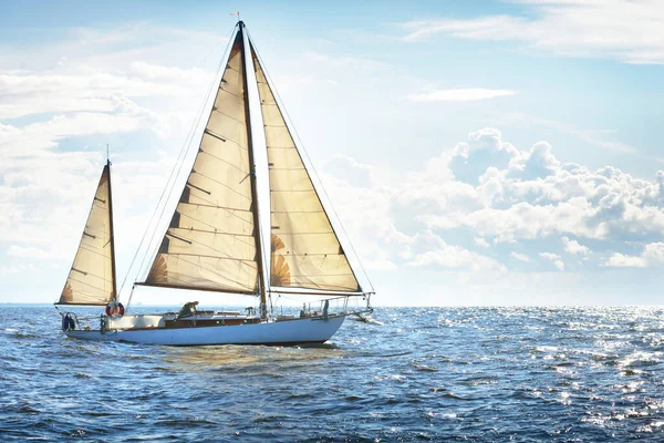 曇った日には白い木の帆船が外海に帆を張る — ストック写真