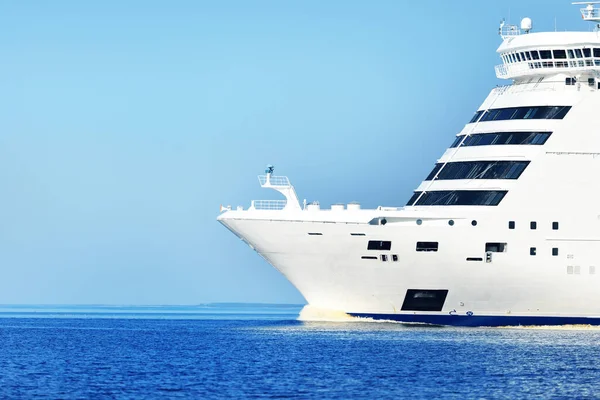 Großes Weißes Passagierschiff Der Ostsee Nahaufnahme Ein Farbenfroher Abendhimmel Lettland — Stockfoto