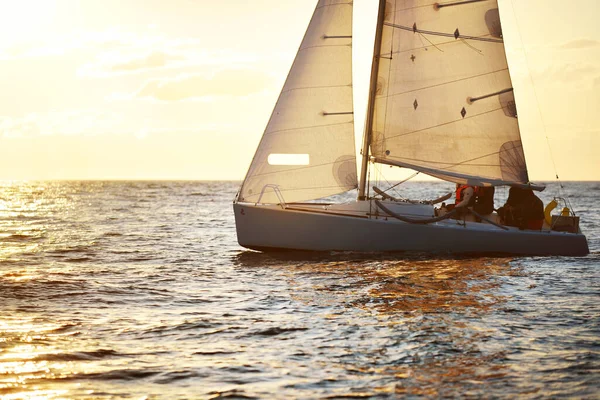 Yacht Gréé Sloop Naviguant Coucher Soleil Lumière Chaude Soir Mer — Photo