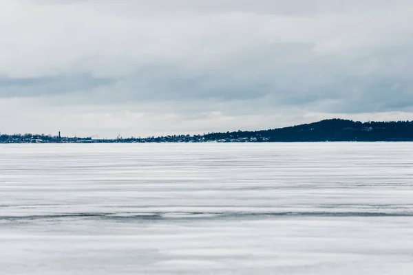 Paesaggio Invernale Una Vista Sul Lago Ghiacciato Coperto Neve Foresta — Foto Stock