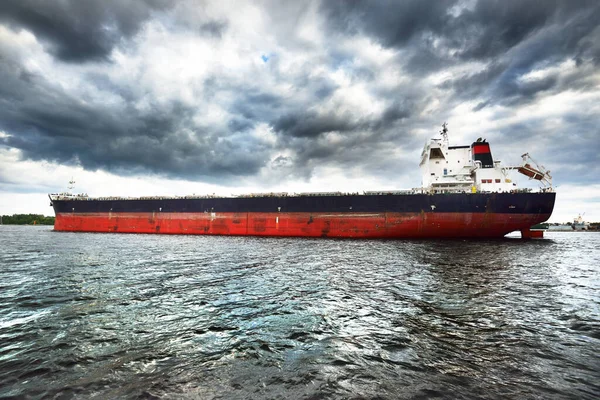 大規模な黒の貨物船 クローズアップ 暗い嵐の空 リガの港を背景に バルト海 ラトビア — ストック写真