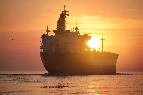 Groot Vrachtschip Bij Zonsondergang Kleurrijke Avondwolken Fel Zonlicht Oostzee Letland — Stockfoto