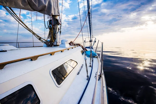 Weiße Jacht Segelt Einem Stillen Wasser Bei Sonnenuntergang Blick Vom — Stockfoto