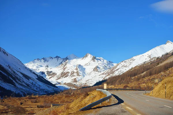 Una Carretera Vacía Las Montañas Los Alpes Franceses Una Vista — Foto de Stock