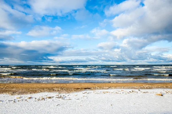 晴れた冬の日には雪に覆われた海岸 北の海 オランダの冷たい嵐の波と雲 — ストック写真