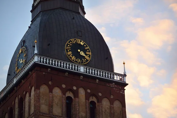 Gouden Klok Toren Van Kathedraal Van Riga Close Zonsondergang Wolken — Stockfoto