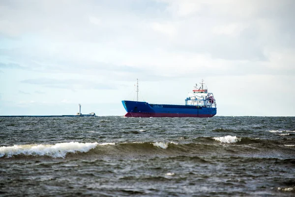 Μεγάλο Μπλε Φορτηγό Πλοίο Στη Βαλτική Θάλασσα Κύματα Και Θυελλώδη — Φωτογραφία Αρχείου