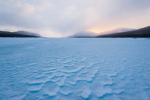 Ijsdruk Kam Van Kandalaksha Baai Bij Zonsondergang Kleurrijke Avondwolken Bergen — Stockfoto