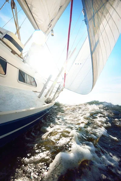 Rüzgardan Yana Eğilmiş Bir Yatın Manzarası Denizin Yüzeyine Yakın — Stok fotoğraf