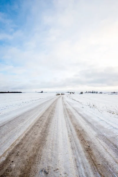 Una Strada Attraverso Campi Innevati Tramonto Giornata Invernale Soleggiata — Foto Stock