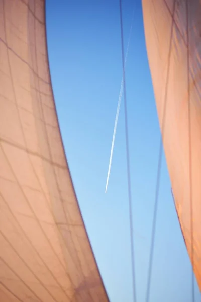 White Sails Sloop Rigged Yacht Clear Blue Sky Plane Tracks — Stock Photo, Image