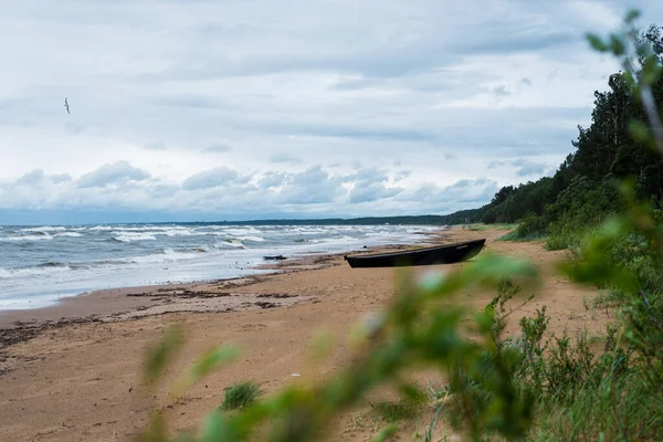 Gammal Träbåt Sandkusten Närbild Stormigt Väder Molnblå Himmel Östersjön Lettland — Stockfoto