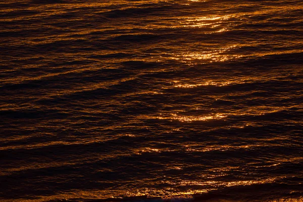 Luz Dorada Del Sol Noche Reflejándose Agua Oscura Textura Primer — Foto de Stock