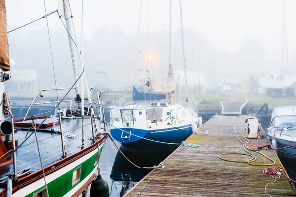 Brouillard Matinal Une Vue Yacht Club Des Voiliers Gros Plan — Photo
