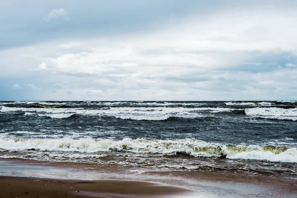 Tempo Tempestuoso Nublado Céu Azul Ondas Mar Báltico Letónia — Fotografia de Stock