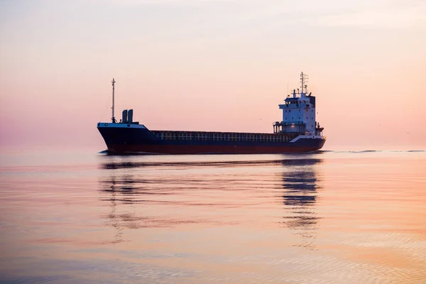 Großes Frachtschiff Bei Sonnenuntergang Bunte Abendwolken Und Helles Sonnenlicht Ostsee — Stockfoto