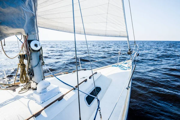 Iate Branco Navegando Mar Báltico Aberto Dia Claro Uma Vista — Fotografia de Stock