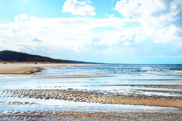 Kristallklart Vatten Och Östersjöns Sandstrand Solig Vårdag Grunt Vatten Dramatiskt — Stockfoto