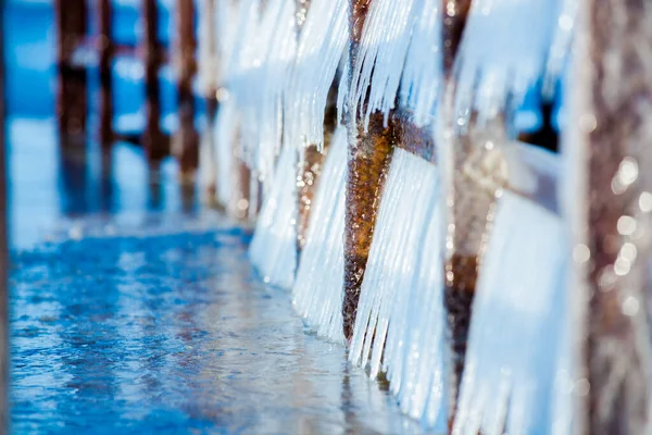 Met Sneeuw Bedekte Oude Roestige Pier Een Heldere Zonnige Dag — Stockfoto