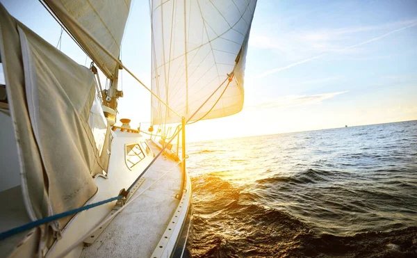 Blick Von Einem Deck Einer Gekippten Jacht Bei Starkem Wind — Stockfoto