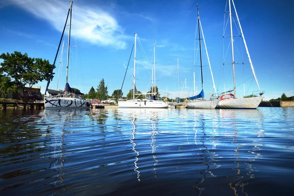 Sloop Riggade Båtar Förtöjda Till Brygga Solig Sommardag Klarblå Himmel — Stockfoto