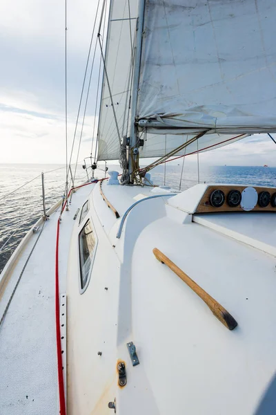Bílá Šalupa Manipulované Jachty Plachtění Pobřeží Maine Jihozápadní Přístav Usa — Stock fotografie