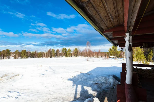 Vanha Punainen Maalaismainen Puutalo Lumen Peittämällä Kukkulalla Lähikuva Mäntymetsä Taustalla — kuvapankkivalokuva