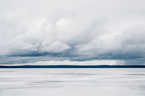 冬季风景 冰封的冰雪覆盖的湖景 后面是森林 暴风雨的晚云 俄罗斯卡累利阿Onega湖 — 图库照片