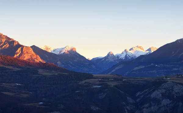 Bergtoppen Een Zonnige Winterdag Heldere Blauwe Zonsondergang Hemel Gouden Licht — Stockfoto
