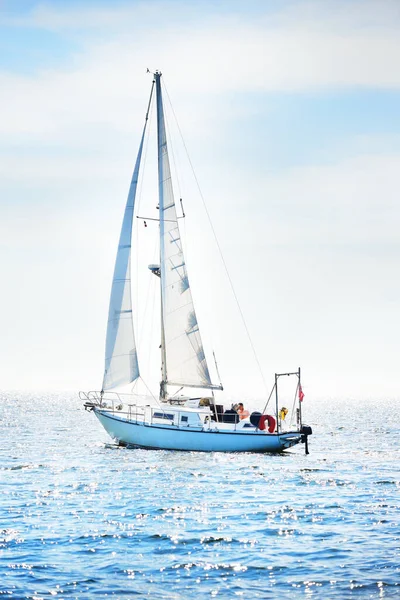Белая Шлюп Оборудованная Яхта Плывущая Средиземном Море Ясный Солнечный День — стоковое фото