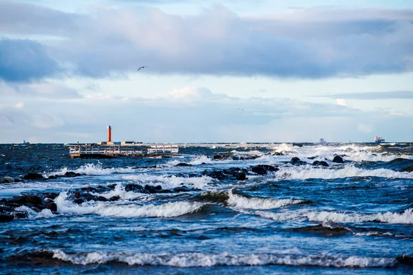 Latarnia Morska Przeciwko Burzliwemu Błękitnemu Niebu Morze Bałtyckie Łotwa — Zdjęcie stockowe