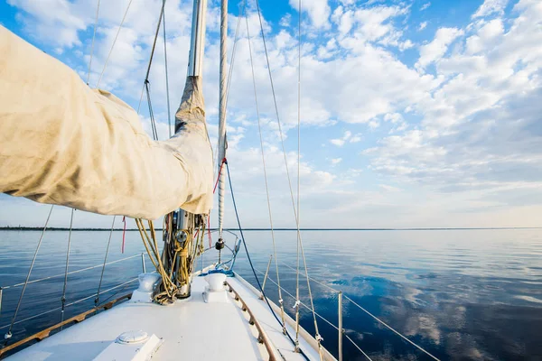 Witte Jacht Zeilen Een Stilstaand Water Bij Zonsondergang Uitzicht Vanaf — Stockfoto