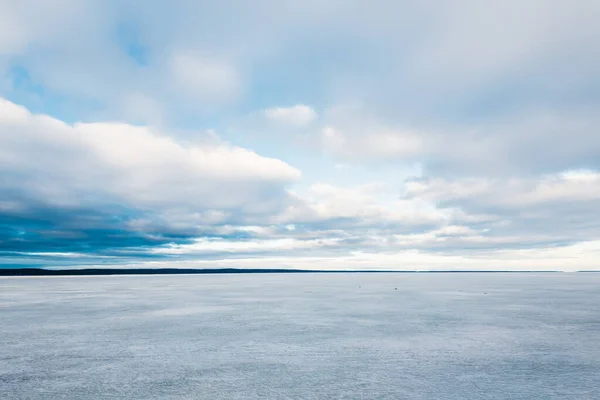 Peisaj Iarnă Vedere Lacul Acoperit Zăpadă Înghețată Apusul Soarelui Pădure — Fotografie, imagine de stoc