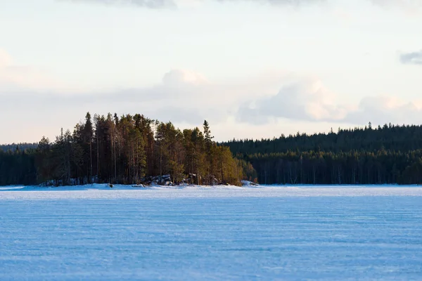 Ciel Spectaculaire Dessus Lac Kuito Gelé Couvert Neige Forêt Conifères — Photo