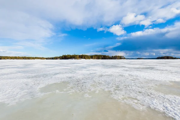 戏剧化的天空笼罩着冰雪覆盖的奎托湖 背景是针叶林 冬季乡村风景 卡累利阿北区拉普兰 — 图库照片
