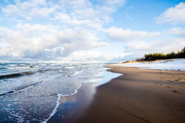 Colorato Tramonto Invernale Fredde Onde Tempestose Nuvole Sul Mar Baltico — Foto Stock