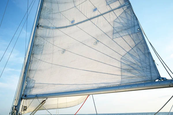 Schaluppe Getakelte Jacht Segelt Einem Klaren Tag Der Offenen Ostsee — Stockfoto